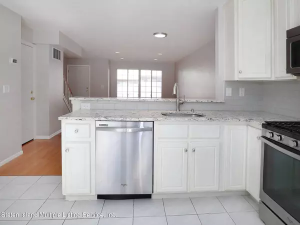 18 Iris Court, Staten Island, NY 10309