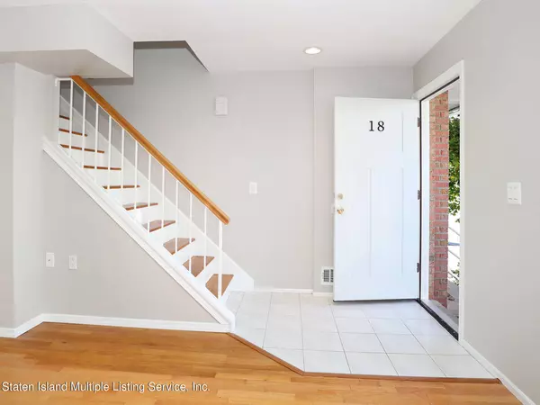 18 Iris Court, Staten Island, NY 10309