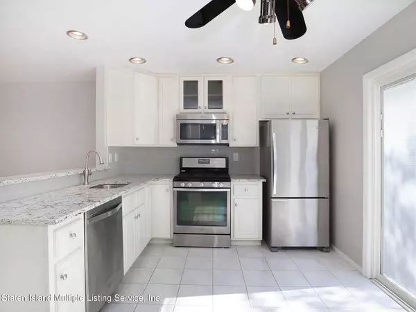 18 Iris Court, Staten Island, NY 10309