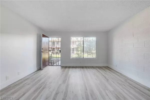 595 S Royal Crest Circle #5, Las Vegas, NV 89169