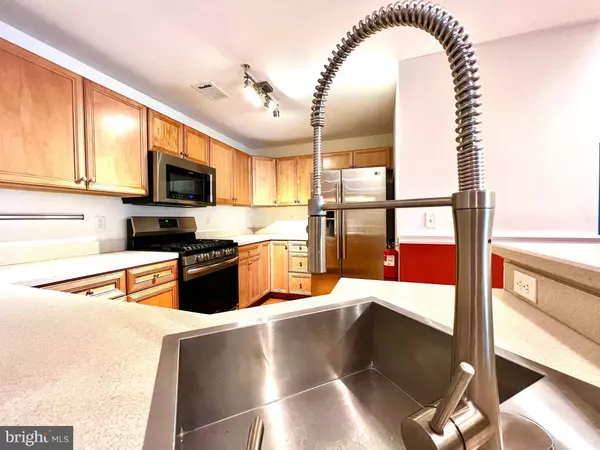 141 LIONHEART LN, West Deptford, NJ 08086