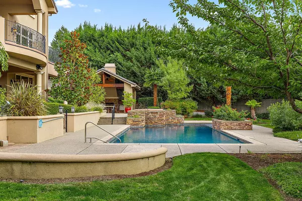 5647 Fallbrook Ln, Medford, OR 97504