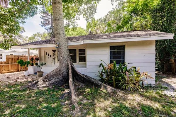 1817 EDGEWATER DR, Sarasota, FL 34234