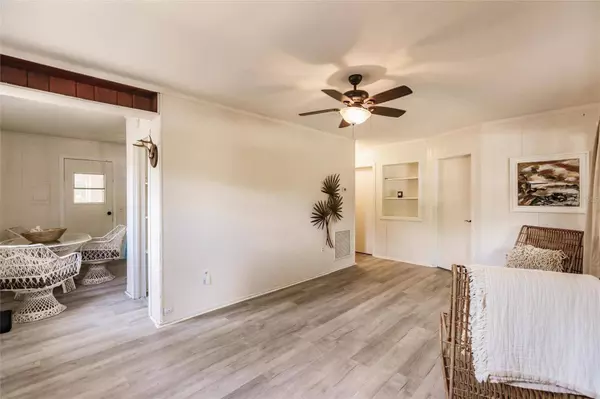 1817 EDGEWATER DR, Sarasota, FL 34234