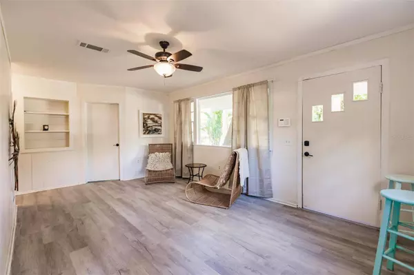 1817 EDGEWATER DR, Sarasota, FL 34234