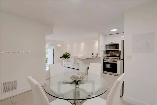 7195 NW 179th St #108, Hialeah, FL 33015