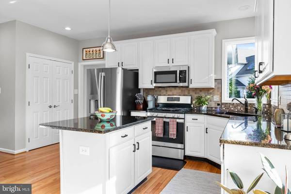 4 APPLE ORCHARD RD, Moorestown, NJ 08057