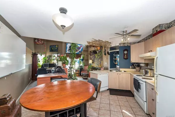 2560 Wark St #403, Victoria, BC V8T 4G8