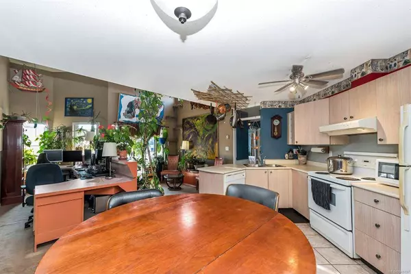 2560 Wark St #403, Victoria, BC V8T 4G8