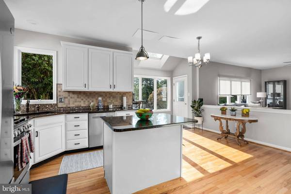 4 APPLE ORCHARD RD, Moorestown, NJ 08057