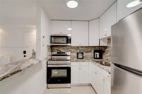 7195 NW 179th St #108, Hialeah, FL 33015