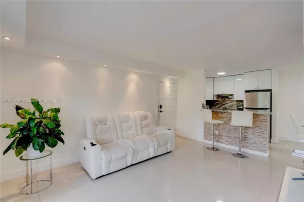 7195 NW 179th St #108, Hialeah, FL 33015