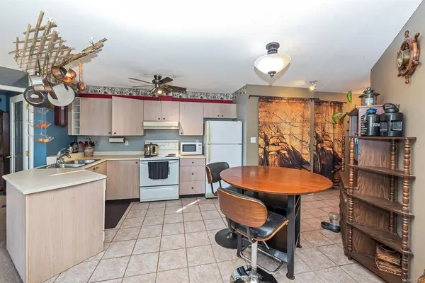 2560 Wark St #403, Victoria, BC V8T 4G8