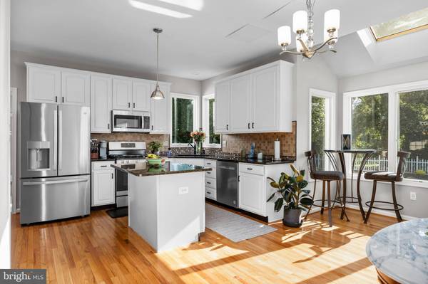 4 APPLE ORCHARD RD, Moorestown, NJ 08057