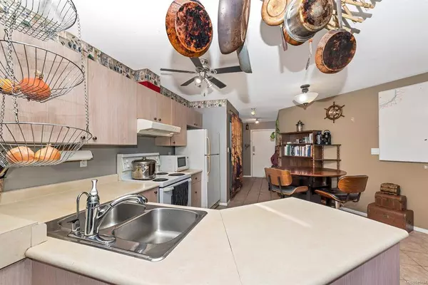 2560 Wark St #403, Victoria, BC V8T 4G8