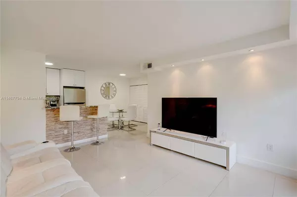 7195 NW 179th St #108, Hialeah, FL 33015