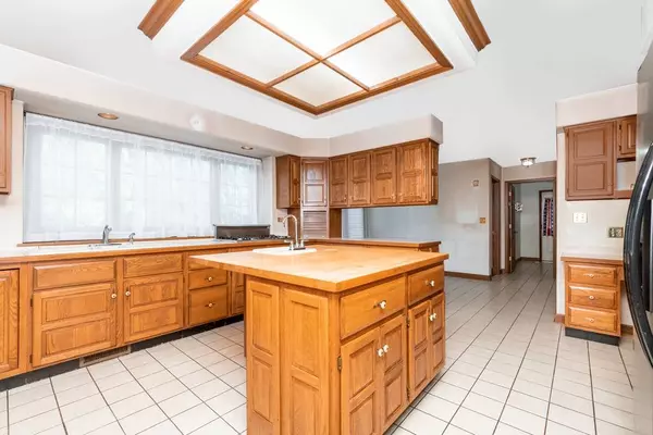 705 Chippewa Drive, Naperville, IL 60563