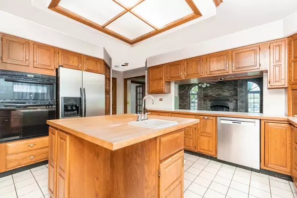 705 Chippewa DR, Naperville, IL 60563