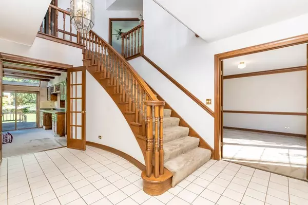 705 Chippewa DR, Naperville, IL 60563