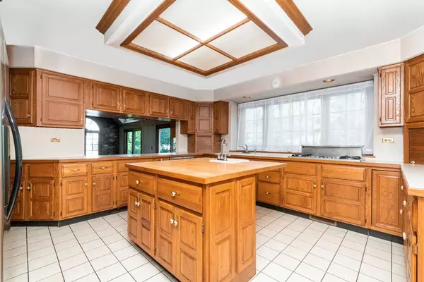 705 Chippewa DR, Naperville, IL 60563