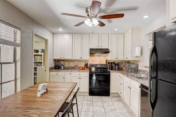 7606 S SANIBEL CIR, Temple Terrace, FL 33637