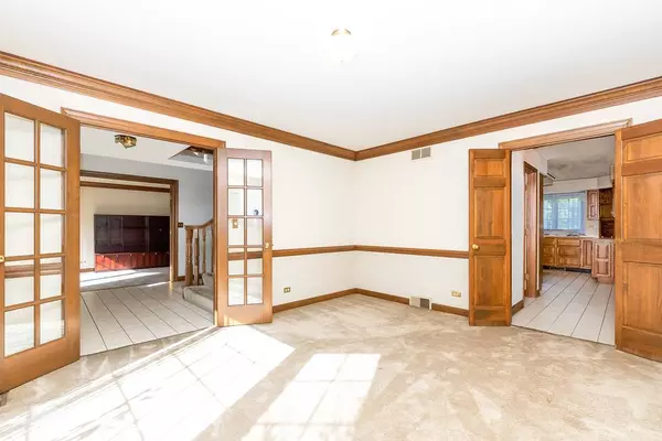 705 Chippewa DR, Naperville, IL 60563