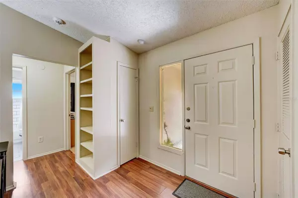 7606 S SANIBEL CIR, Temple Terrace, FL 33637