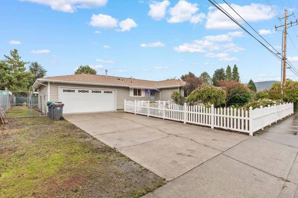 2061 Taylor Rd, Central Point, OR 97502