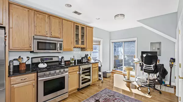 734 N Willard CT, Chicago, IL 60622