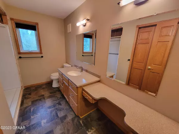 7275 COUNTY RD 4, Drayton, ND 58225