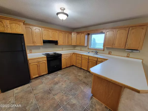 7275 COUNTY RD 4, Drayton, ND 58225