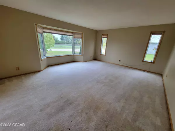 7275 COUNTY RD 4, Drayton, ND 58225