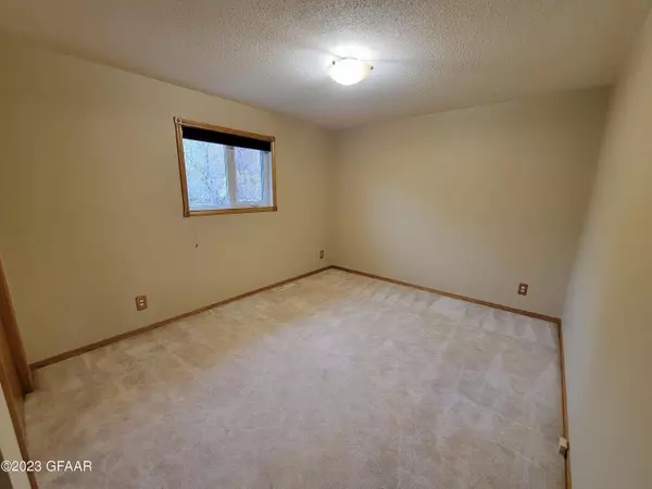 7275 COUNTY RD 4, Drayton, ND 58225