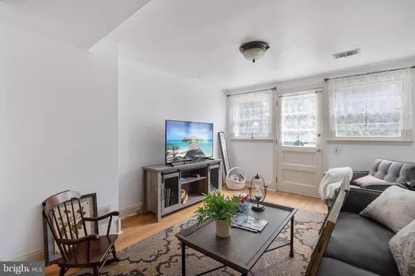 811 KINGSTON DR, Cherry Hill, NJ 08034