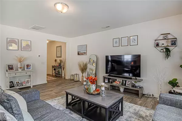 4740 Wesmar CT, Pfafftown, NC 27040