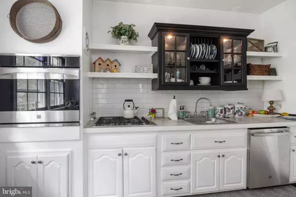 811 KINGSTON DR, Cherry Hill, NJ 08034