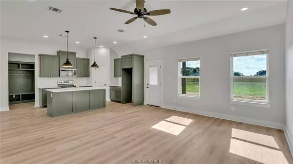 679 3rd ST, Somerville, TX 77879