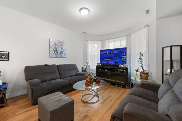 4451 N Sawyer Avenue, Chicago, IL 60625