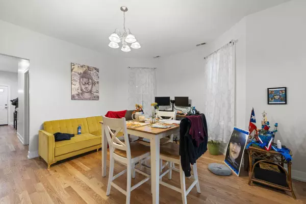 4451 N Sawyer Avenue, Chicago, IL 60625