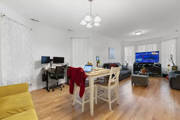 4451 N Sawyer Avenue, Chicago, IL 60625