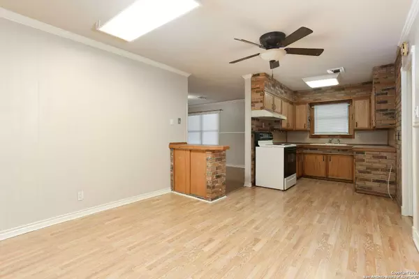 3502 Autumn Ln, Kirby, TX 78219