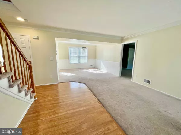 5 WARREN WAY, Burlington, NJ 08016