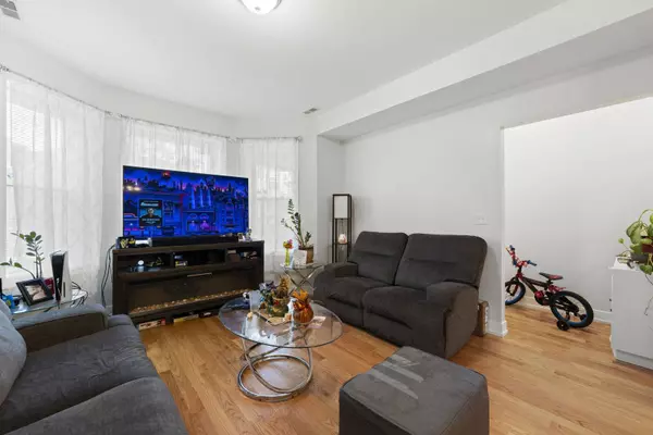 4451 N Sawyer Avenue, Chicago, IL 60625