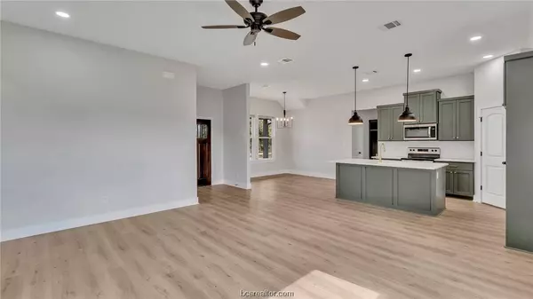 679 3rd ST, Somerville, TX 77879