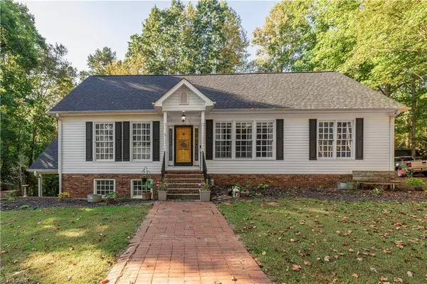 816 Avonlea LN, Randleman, NC 27317