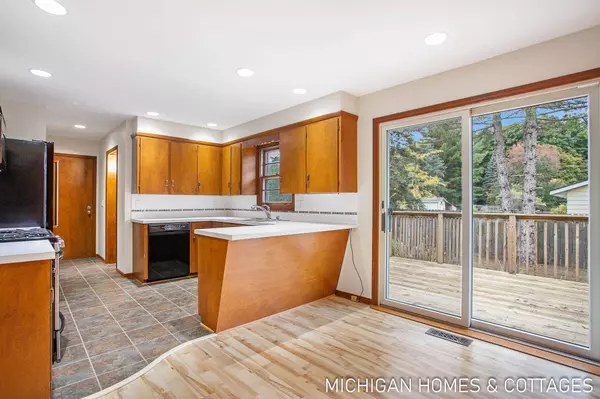 4782 Crestwood Avenue, Holland, MI 49423