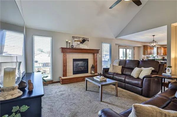 1221 SE Scenic DR, Blue Springs, MO 64014