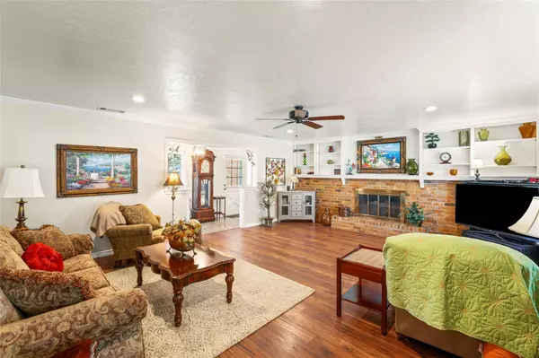 1305 Thunderbrook Drive, Desoto, TX 75115