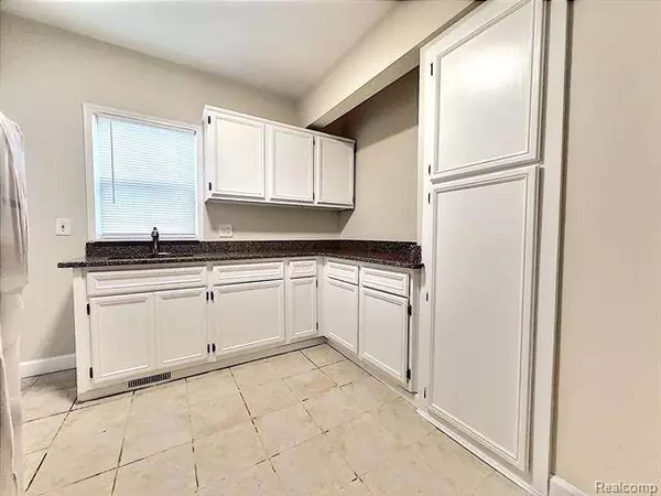 7396 MCKINLEY, Center Line, MI 48015