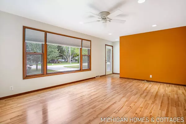 4782 Crestwood Avenue, Holland, MI 49423